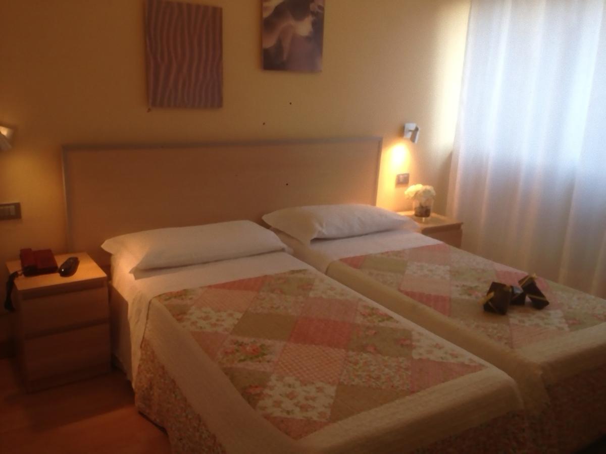 Hotel Butterfly 蒙特卡蒂尼泰尔梅 外观 照片